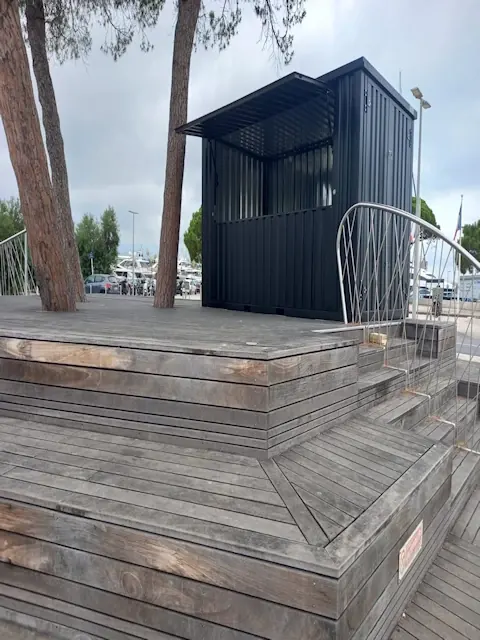 Conteneur bar installé en bord de plage