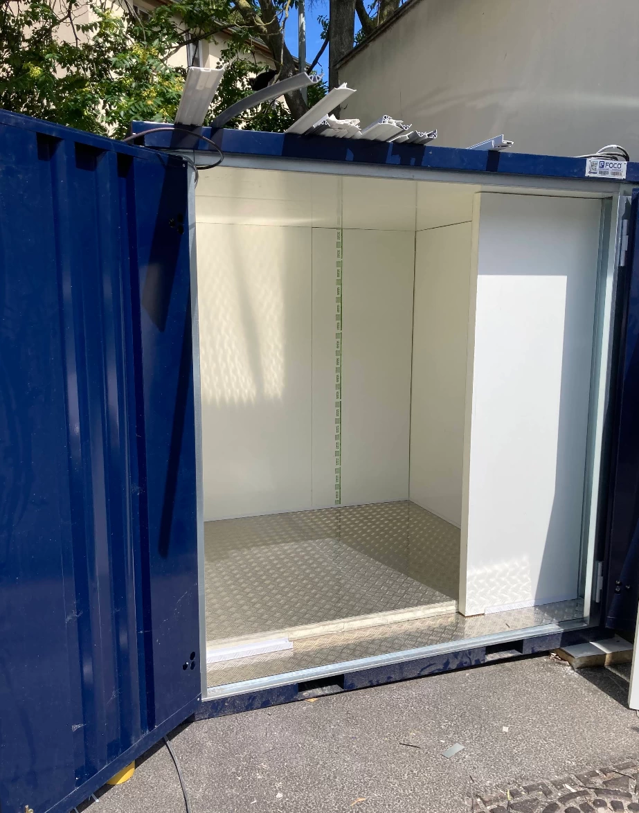 Etape de l'habillage frigorifique de l'interieur du container